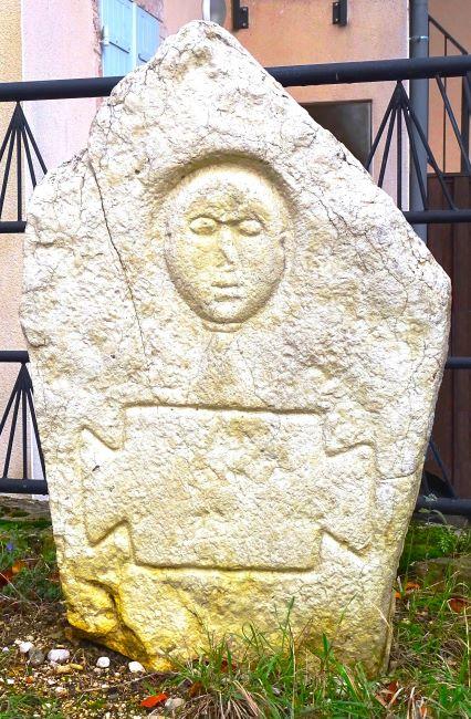 Menotey stele gallo romaine place du fournil